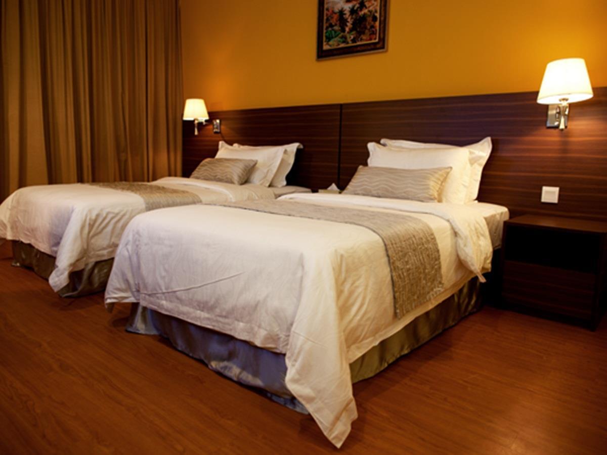 Pine Tree Hotel Batu Pahat Exterior photo