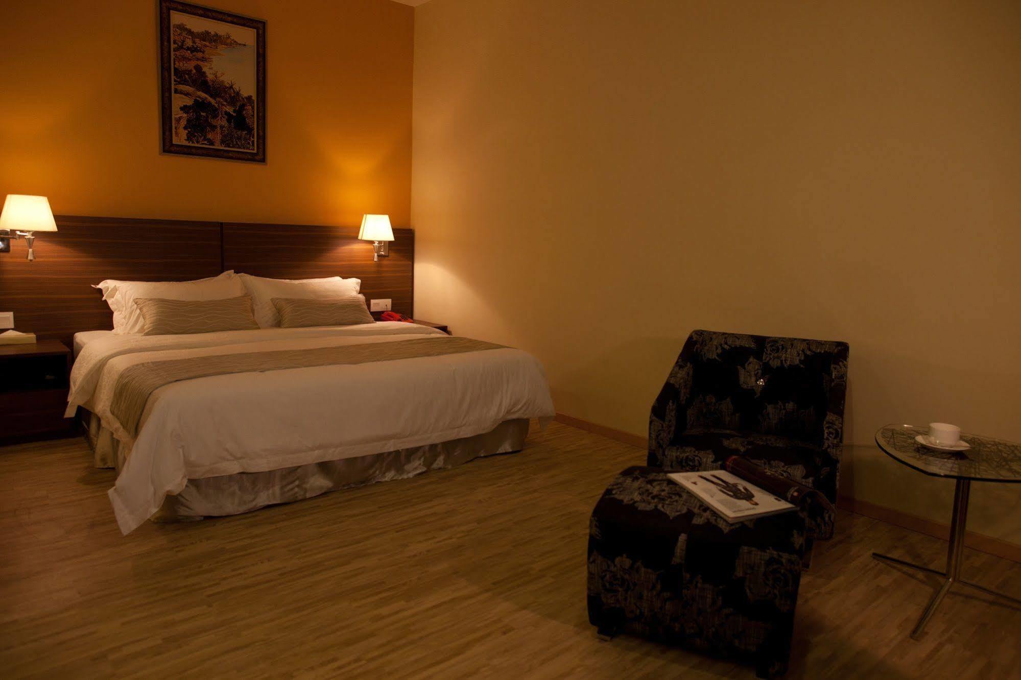 Pine Tree Hotel Batu Pahat Exterior photo
